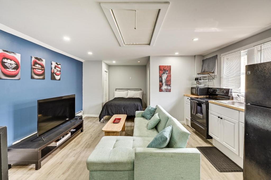 PetFriendly Long Island Guest House Walk to Bay!, Mastic Beach