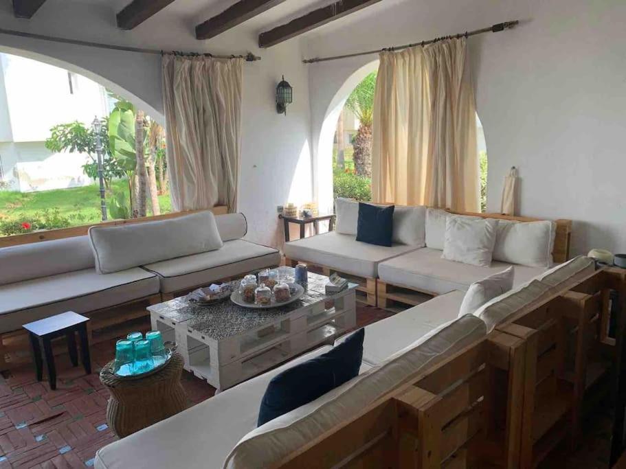 Sala de estar con 2 sofás y mesa en Villa haut standing Mdiq Fnideq Bahia Smir, en Dar Merah Deriba