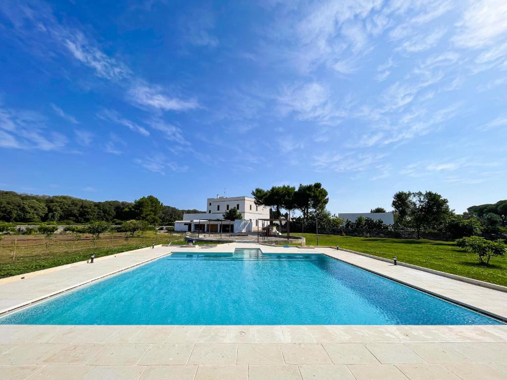 una grande piscina di fronte a una casa di Masseria Bosco Mazza a Melendugno