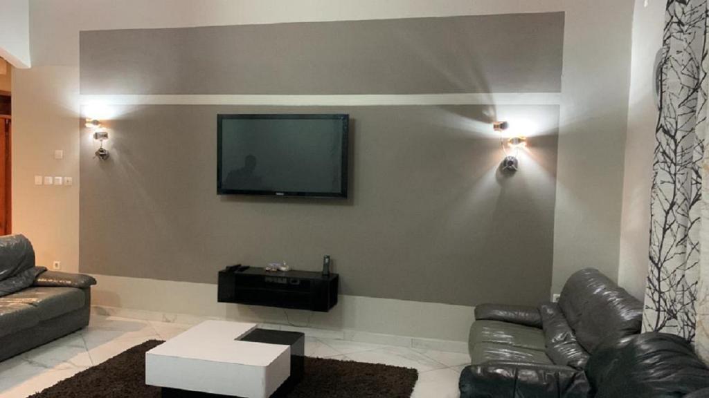 TV a/nebo společenská místnost v ubytování At Home