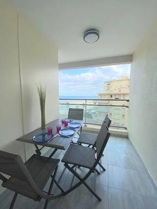 une salle à manger avec une table et des chaises et un balcon dans l'établissement Charmant T2 pour 4 personnes terrasse vue mer, ascenseur - 4CASI402 Charming one bedroom apartment, à Canet