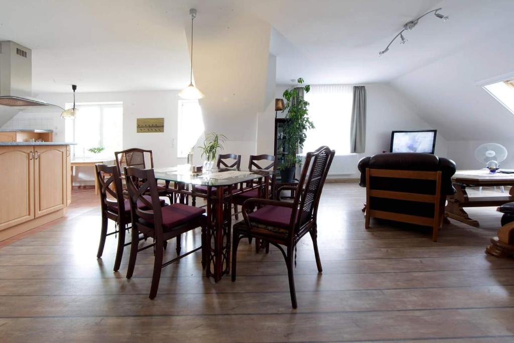 a dining room with a table and chairs at Haus Müritz, FeWo 15 Seeadler in Zielow