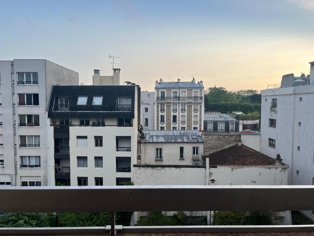 uma vista para uma cidade com edifícios altos em Grand studio cosy in Paris em Paris