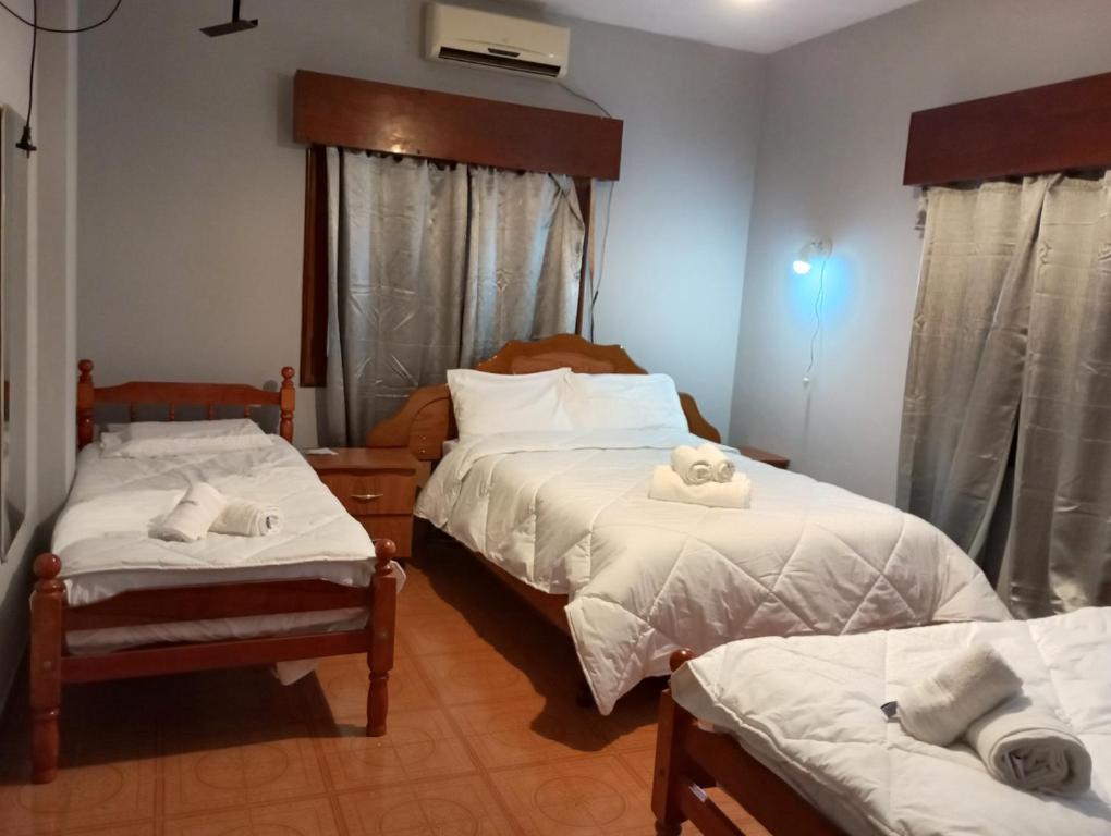 um quarto com 2 camas e toalhas em Hotel del salto 