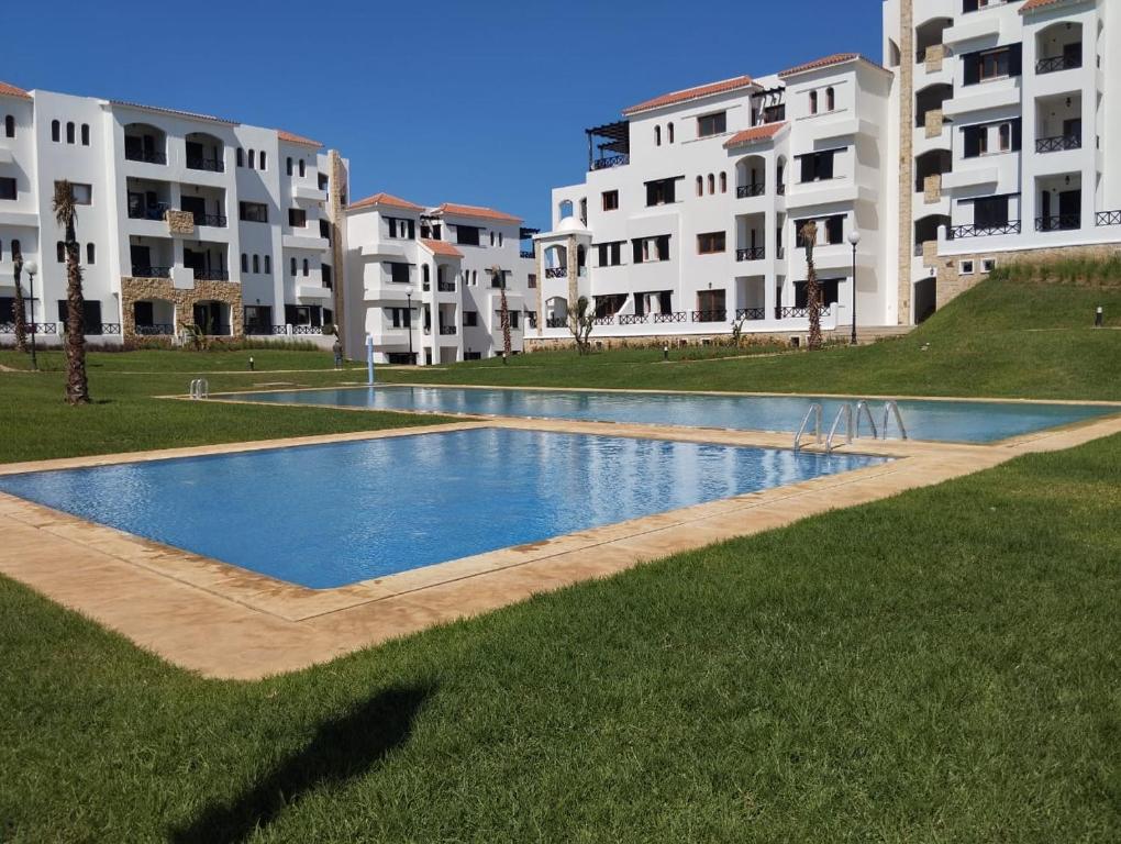 Bazén v ubytování Lilac's Garden vue piscine nebo v jeho okolí