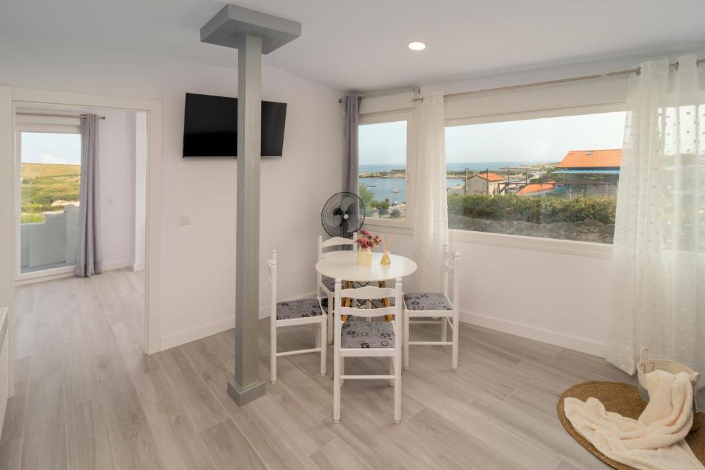 sala de estar blanca con mesa y ventana en Precioso apartamento con vistas espectaculares, en Santander
