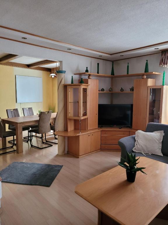 TV a/nebo společenská místnost v ubytování Ferienwohnung Max