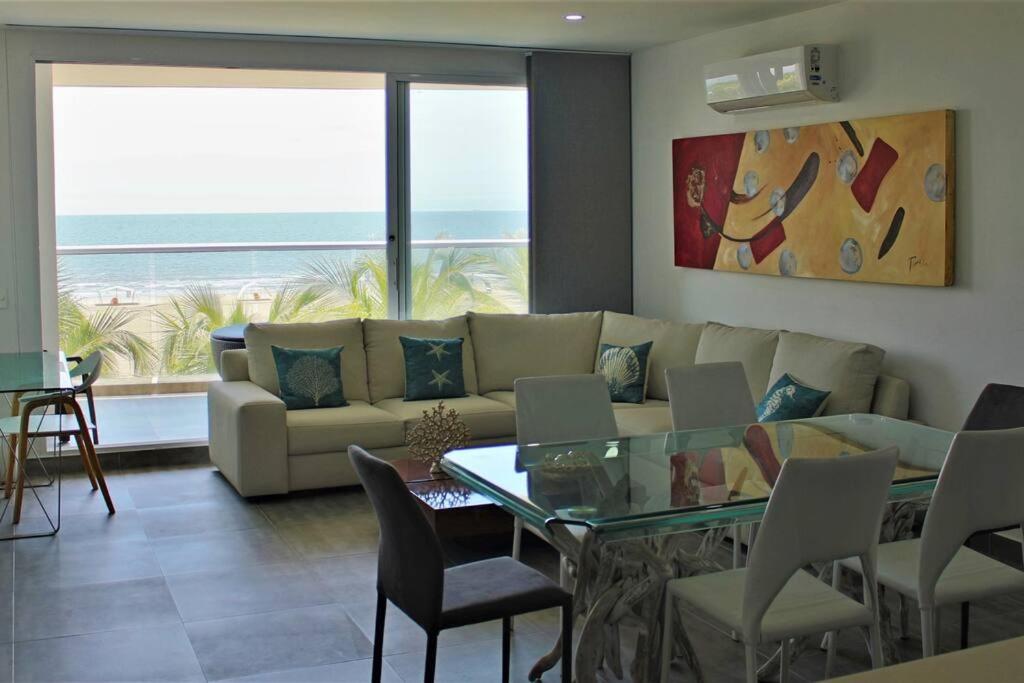 a living room with a couch and a glass table at Hermoso y Amplio Apartamento Frente al Mar. in Cartagena de Indias