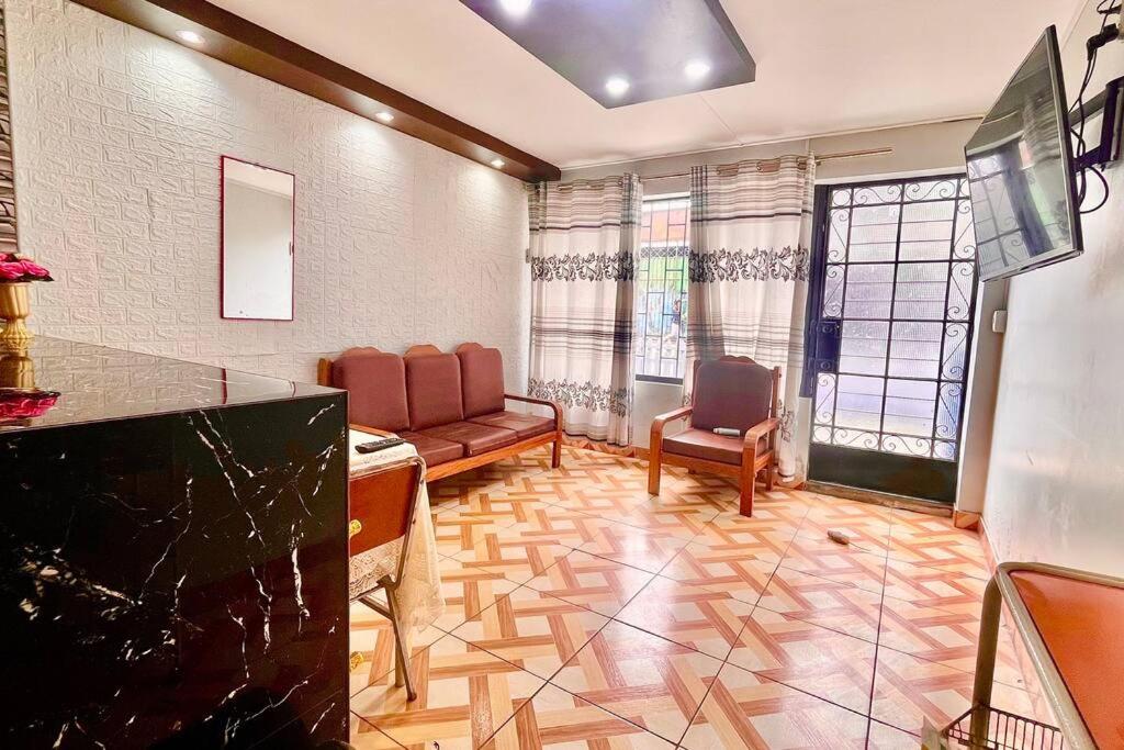 ein Wohnzimmer mit einem Sofa, einem Tisch und Stühlen in der Unterkunft Departamento privado cerca al tren in Lima