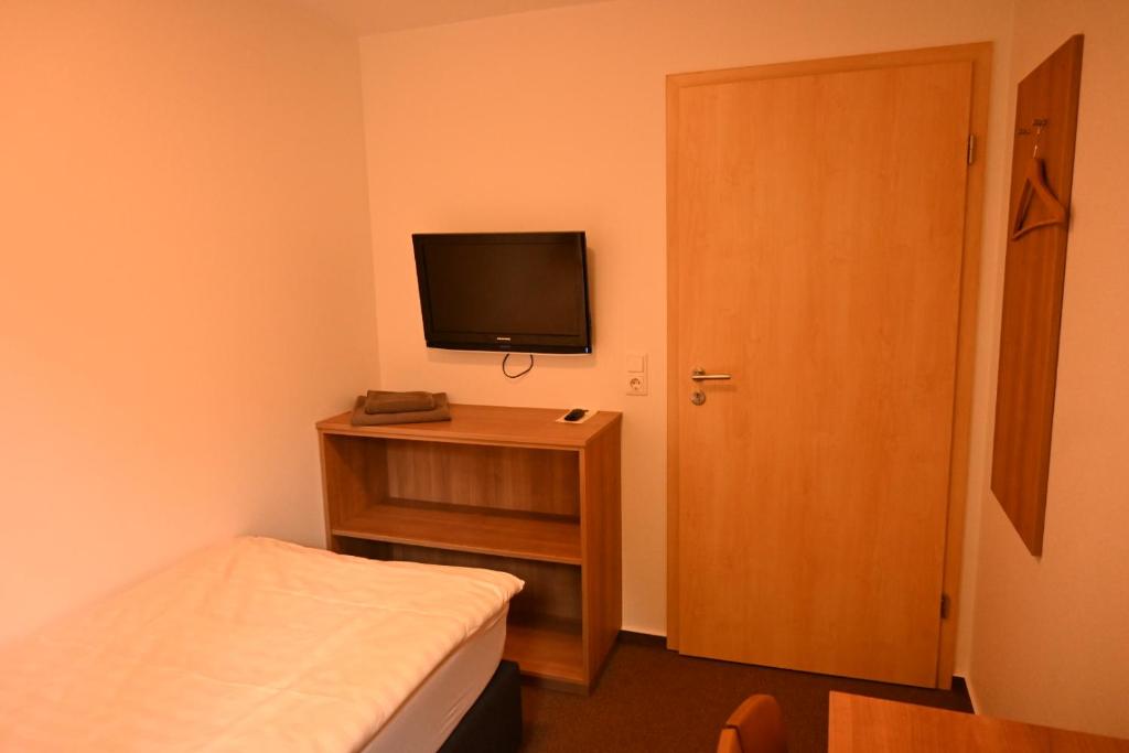 Hotel Restaurant Zum Schwan - Single Room With Shared Shower And Toilet