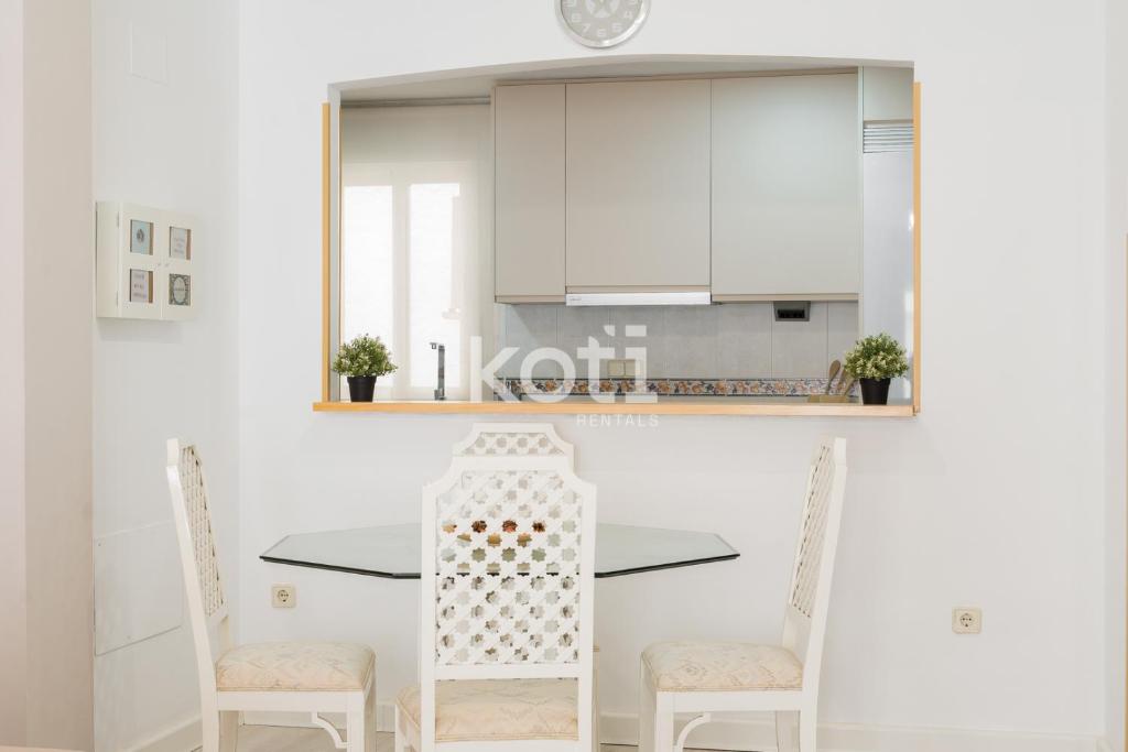 A kitchen or kitchenette at Koti Rentals - Gamycol 2