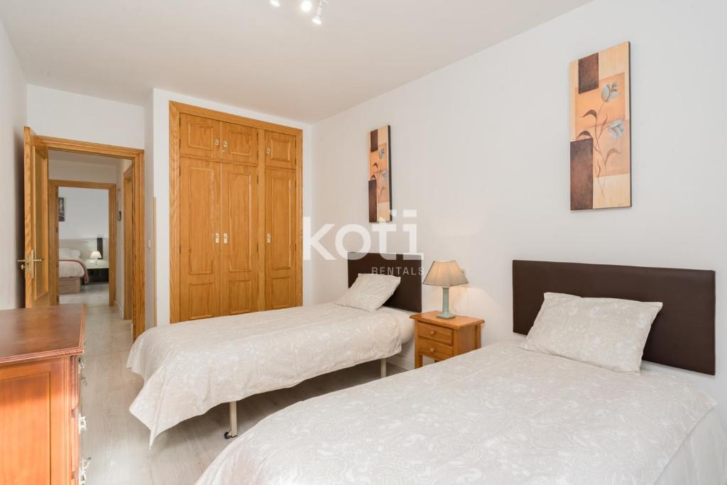 A bed or beds in a room at Koti Rentals - Gamycol 2
