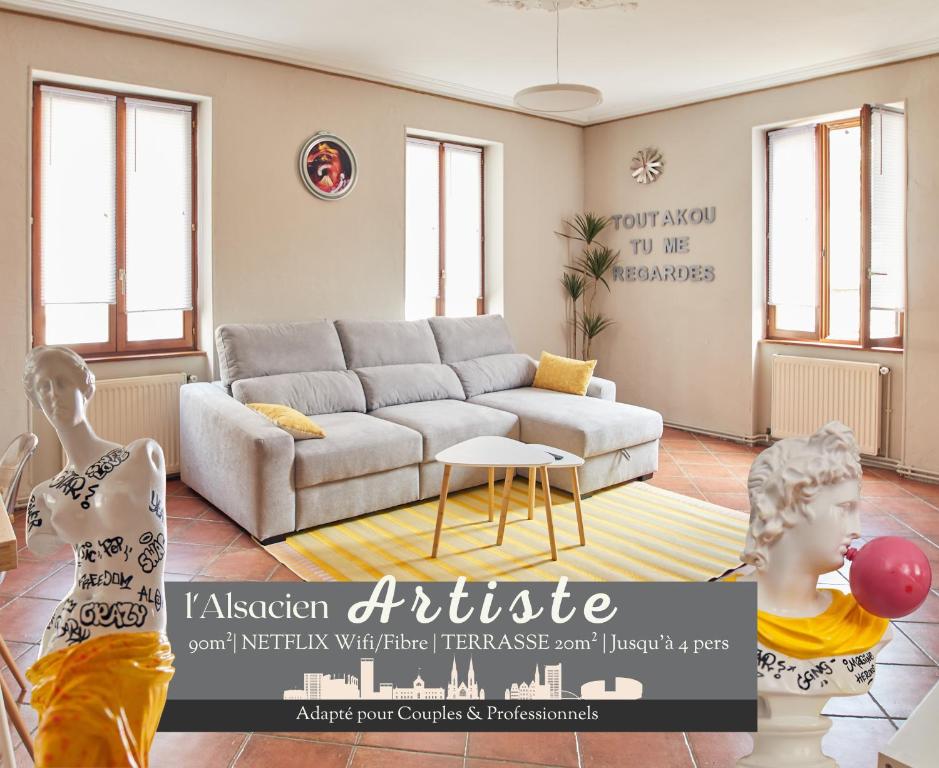 salon z kanapą i manekinem w obiekcie L'Alsacien Artiste - Art - Moderne - Wifi - Netflix w Miluzie