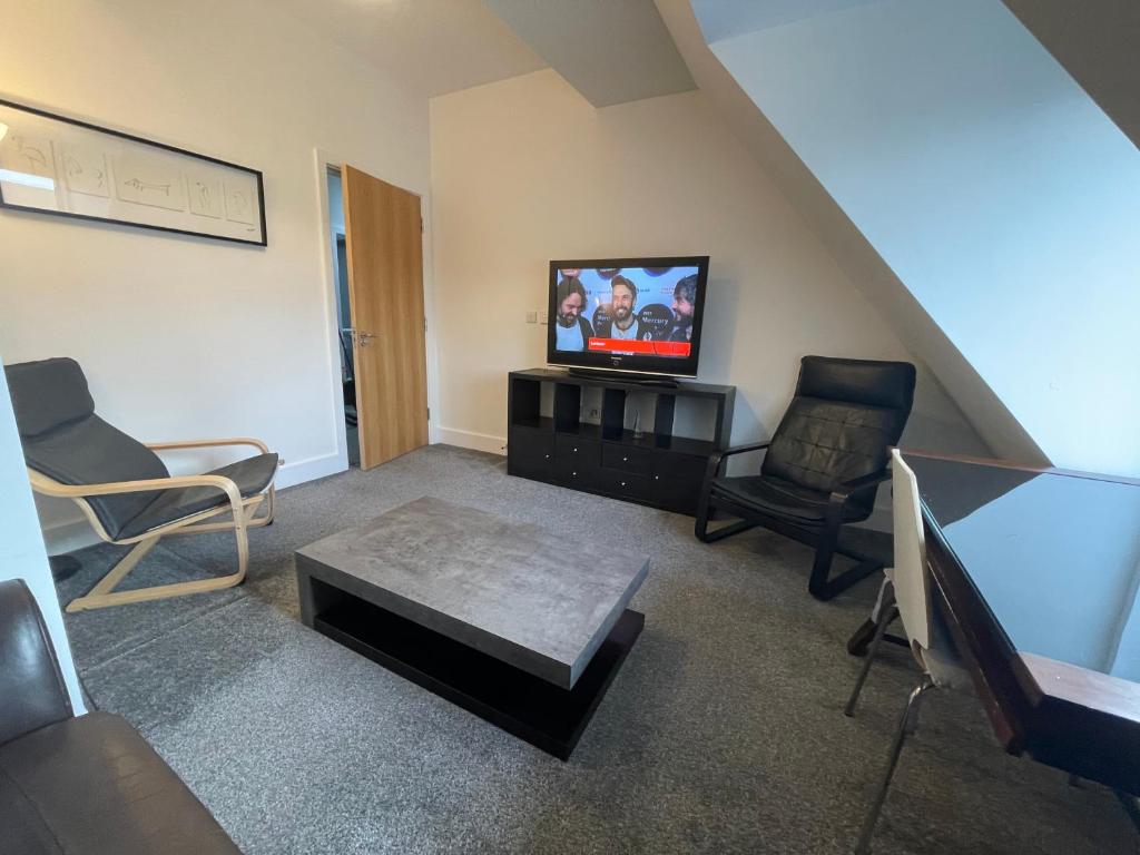 a living room with a tv and two chairs at 2 Bedroom 2 bathroom Apartment 8 including free parking in Bromley