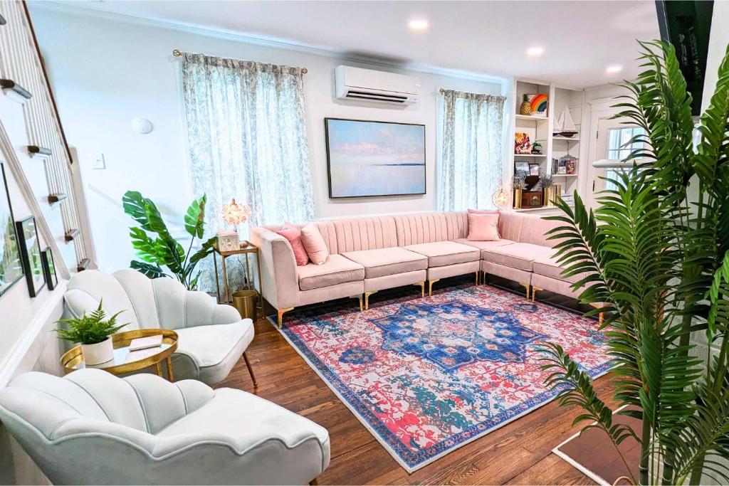 a living room with a pink couch and a rug at The Jewel of The Cove in New Haven