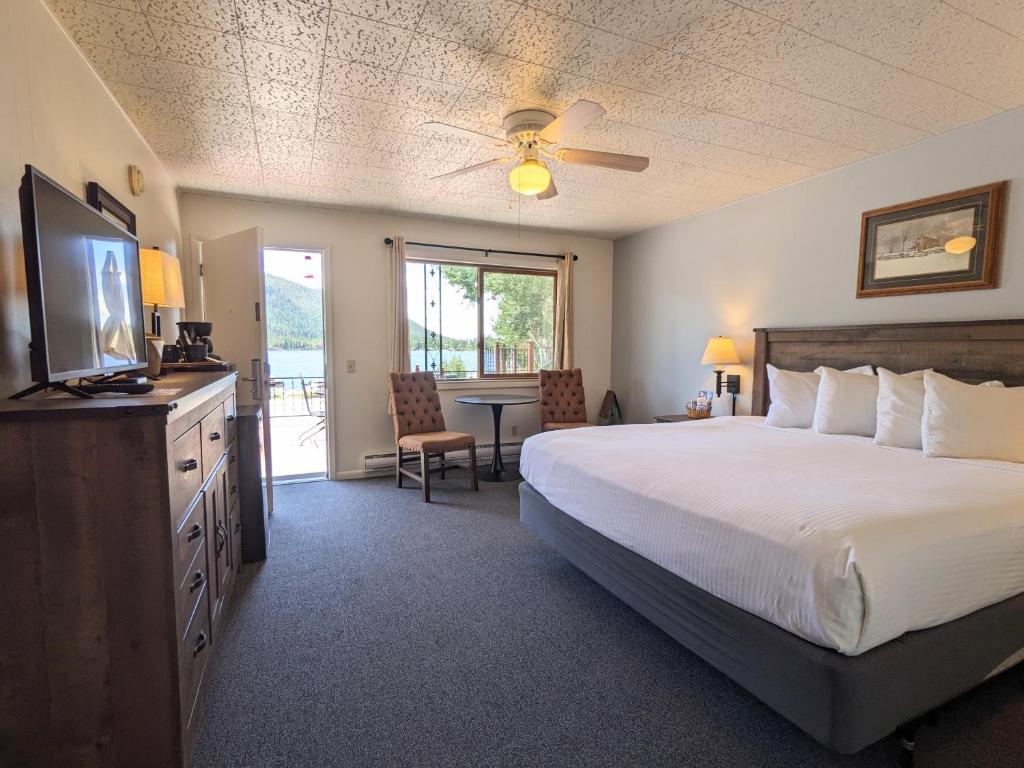 Ένα ή περισσότερα κρεβάτια σε δωμάτιο στο Western Riviera Lakeside Lodging