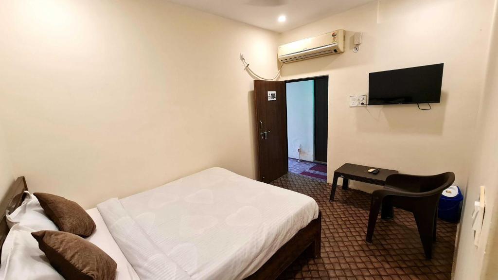 TV a/nebo společenská místnost v ubytování Hotel O Mishra Suites
