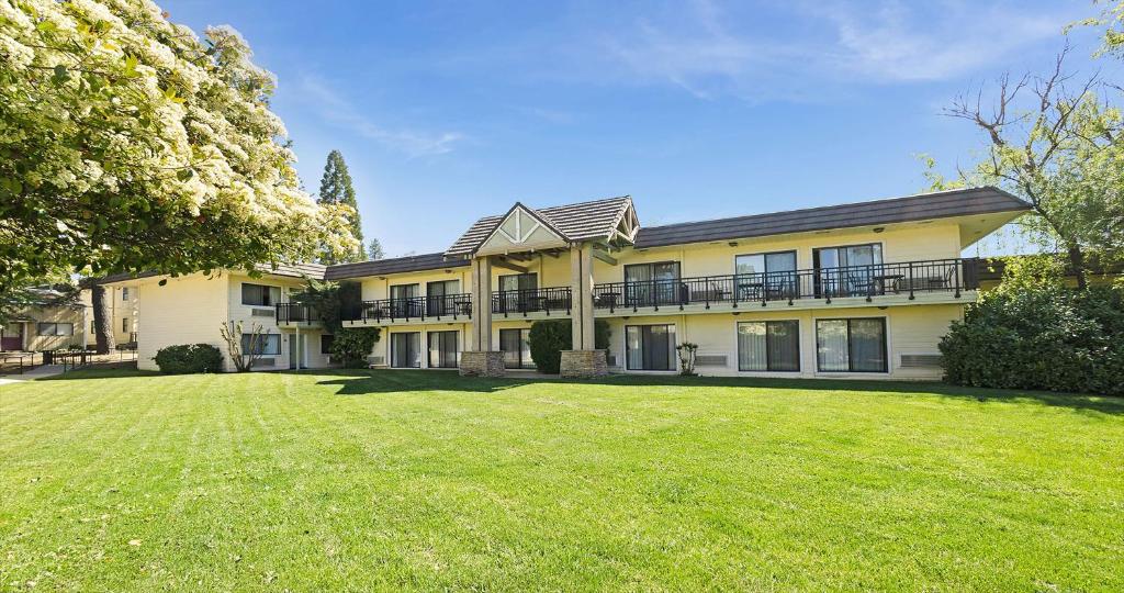una casa grande con un gran patio delante en Best Western Gold Country Inn, en Grass Valley