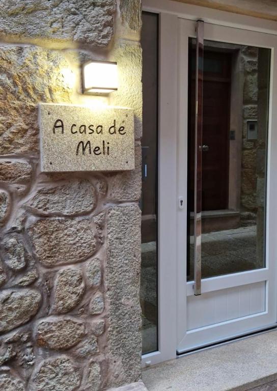 aason de meth sign on the side of a building at A Casa de Meli in Muros