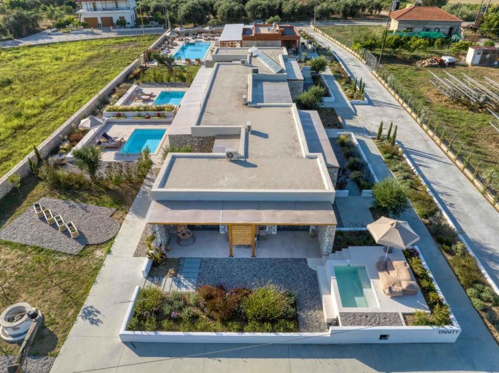 Bazén v ubytování Trinity Design Suites nebo v jeho okolí