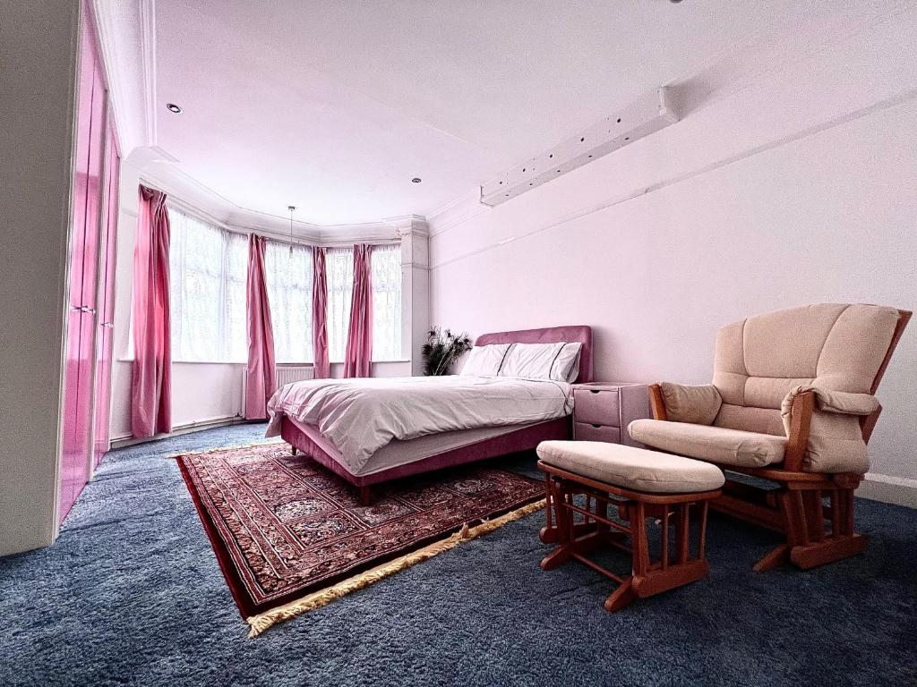 - une chambre avec un lit, un canapé et une chaise dans l'établissement Family and Private Home, à Norbury