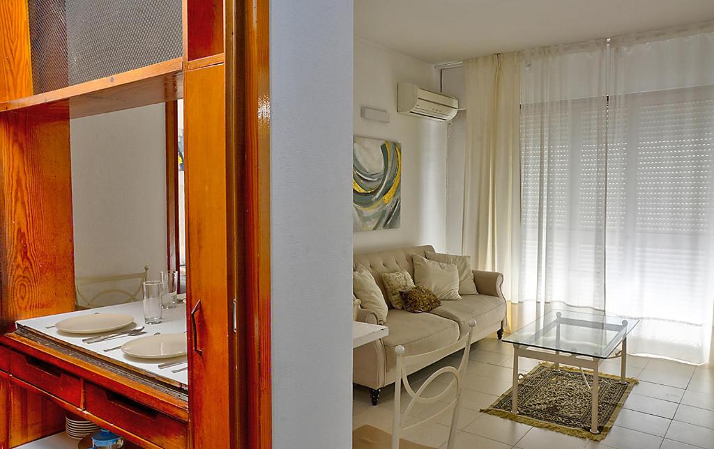 salon z kanapą i stołem w obiekcie Apartamento Exclusivo en Sevilla w Sewilli