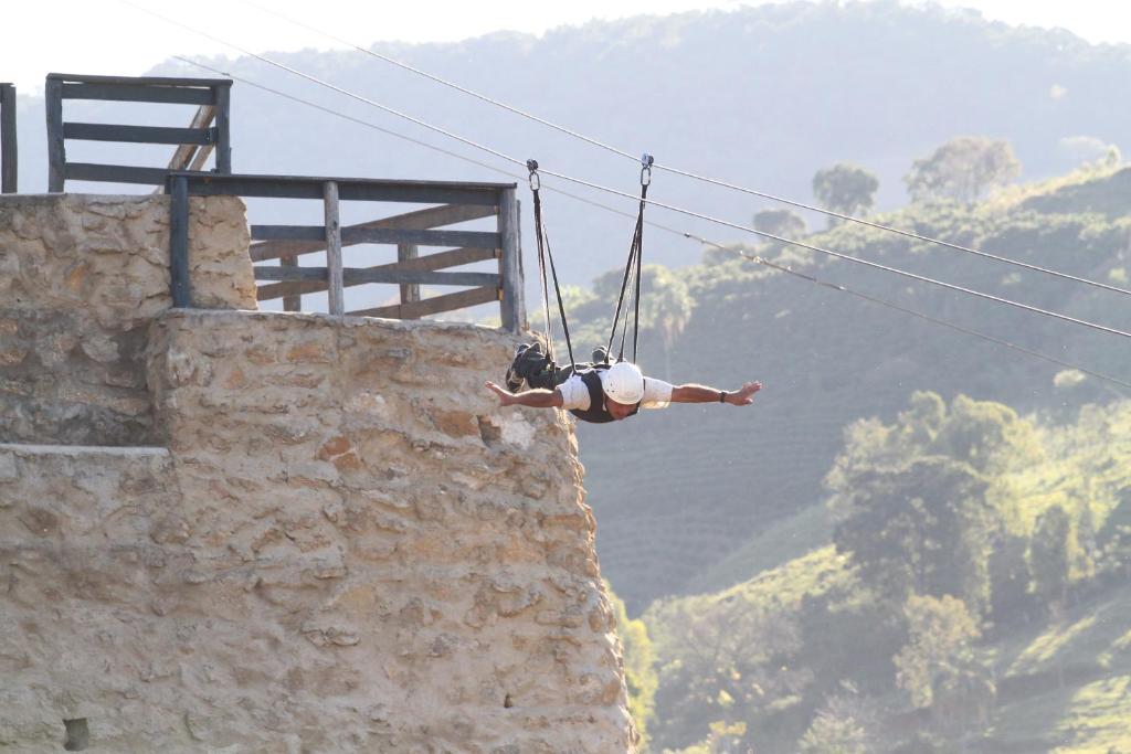 una persona en una tirolesa a un lado de una pared en Hotel Fazenda Parque dos Sonhos en Socorro