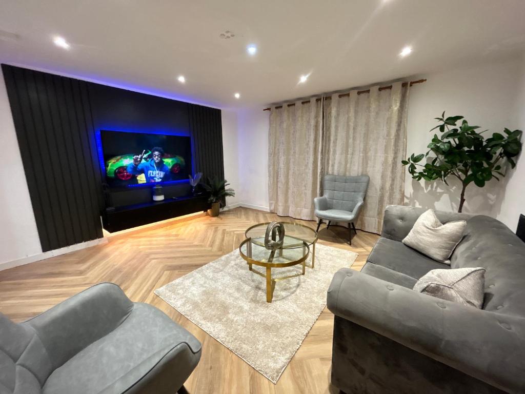 a living room with two couches and a tv at Bella-Ruiz Home for Your Perfect Staycation in London