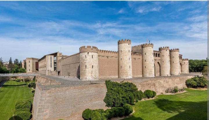 un gran castillo con muchas torres encima en Apartamento Las Perseidas, en Zaragoza