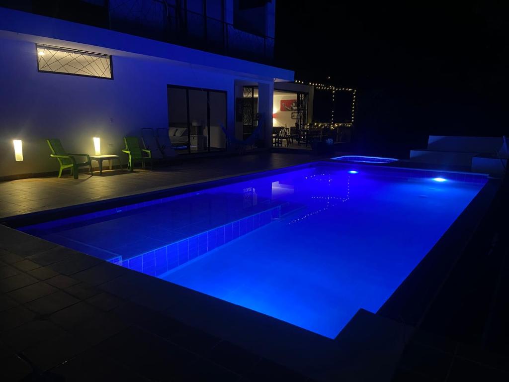 ein Pool in der Nacht mit blauer Beleuchtung in der Unterkunft Casa San Gabriel in La Mesa