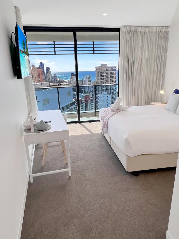 Oracle 28th floor Tower 2 Ocean views! - GC Getaways客房内的一张或多张床位