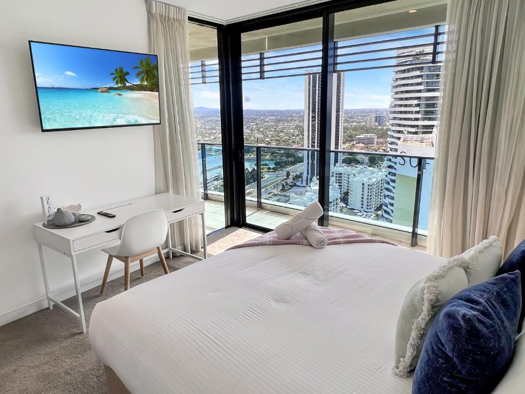 Oracle 28th floor Tower 2 Ocean views! - GC Getaways客房内的一张或多张床位