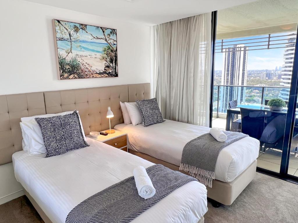 Oracle 28th floor Tower 2 Ocean views! - GC Getaways客房内的一张或多张床位