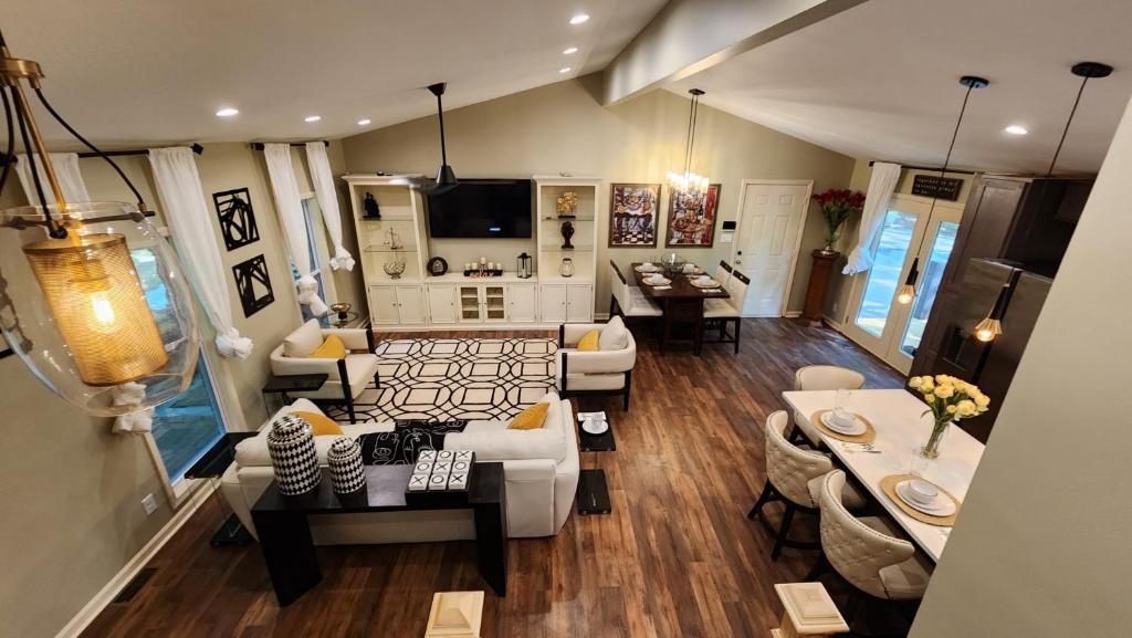 an overhead view of a living room with couches and tables at Wolf Creek Lodge in Atlanta