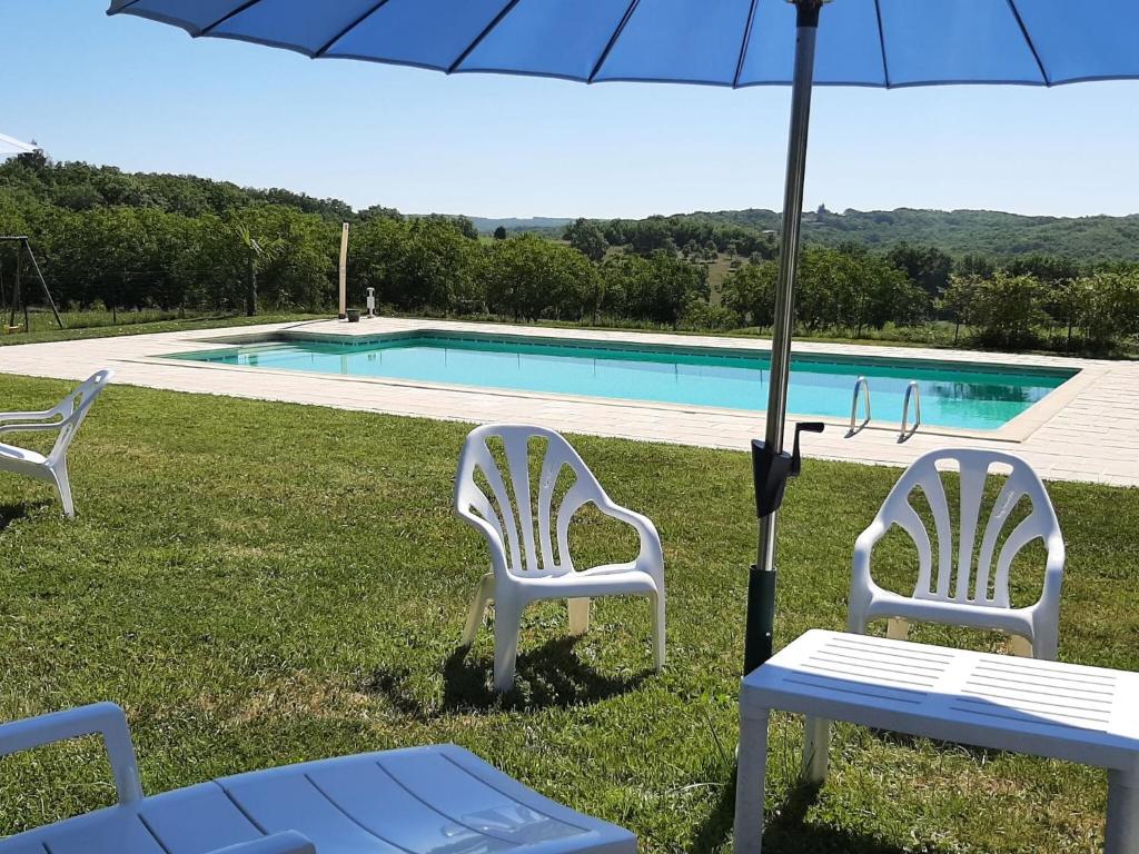 Bazen v nastanitvi oz. blizu nastanitve Spacious and beautifully situated gite with large pool and lots of privacy