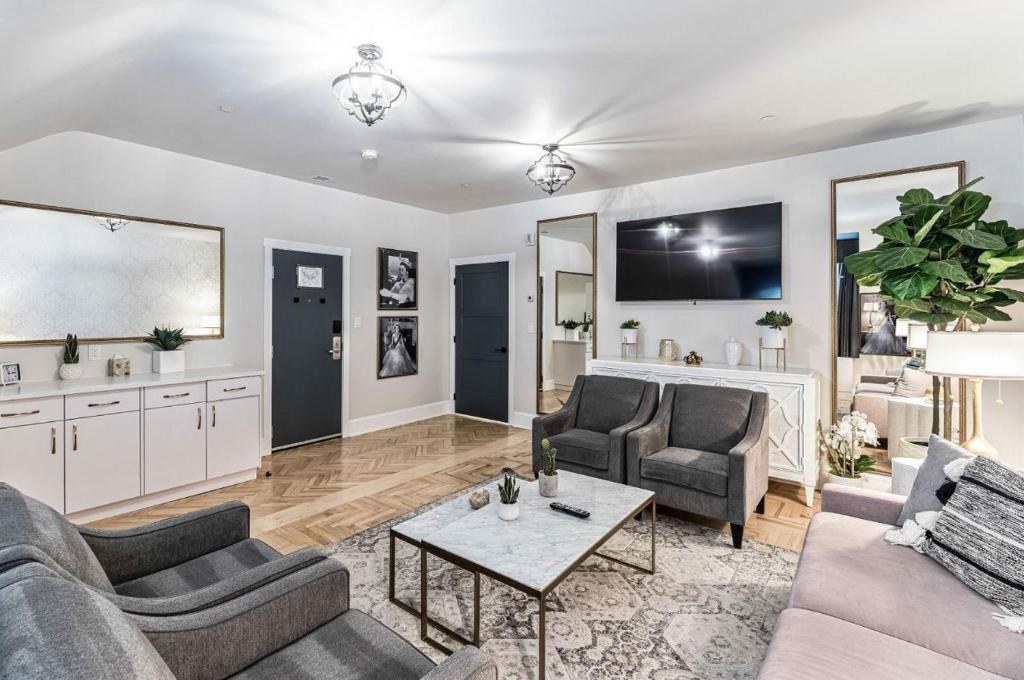 The Inn on Officers' Garden - Resim 21