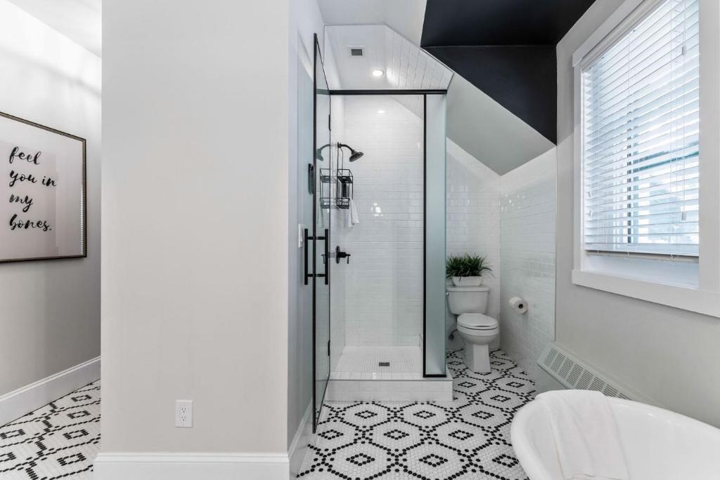 The Inn on Officers' Garden - Resim 16