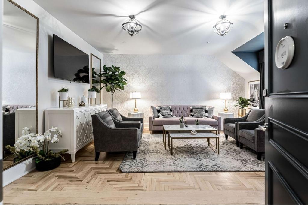 The Inn on Officers' Garden - Resim 13