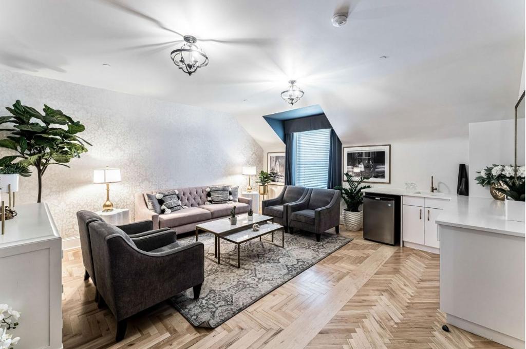 The Inn on Officers' Garden - Resim 4