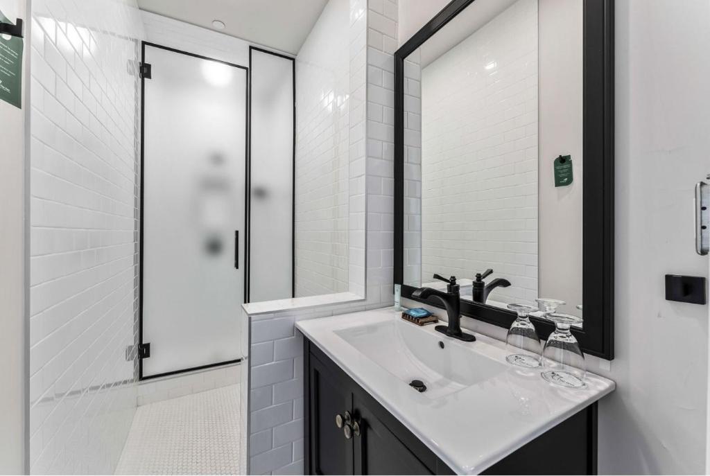 The Inn on Officers' Garden - Resim 27