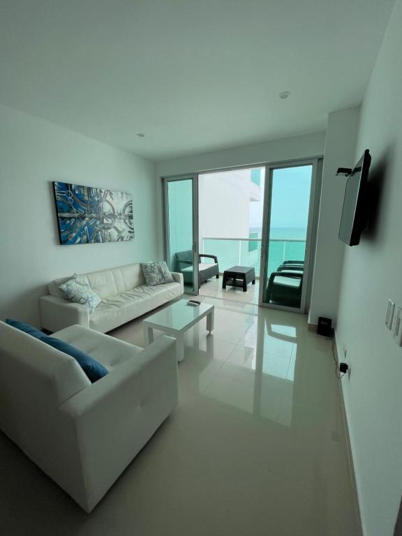 ein Wohnzimmer mit einem Sofa und einem Tisch in der Unterkunft Apartamento nuevo con vista al mar in Coveñas