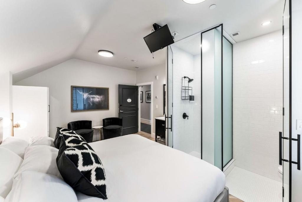 The Inn on Officers' Garden - Resim 38