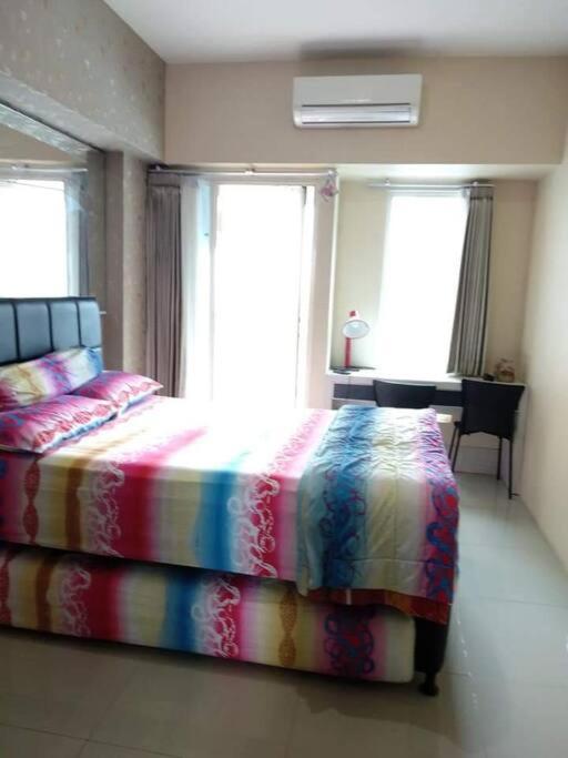 Ένα ή περισσότερα κρεβάτια σε δωμάτιο στο Apartemen supermall mansion orchard pakuwon mall