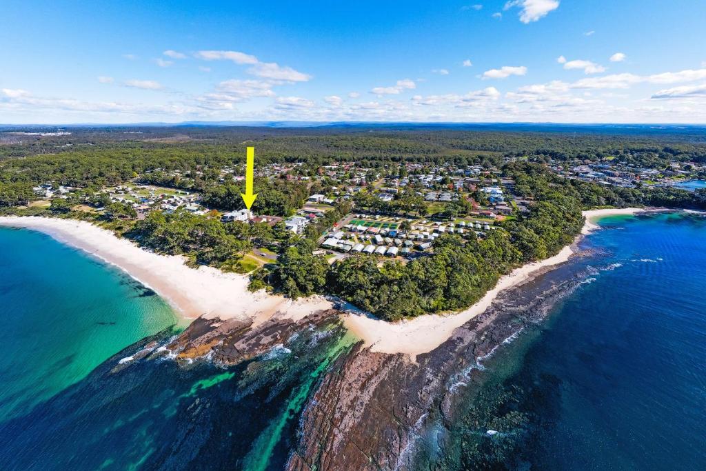 Una vista aérea de una isla con un poste amarillo. en Obsidian Blue Huskisson, en Huskisson