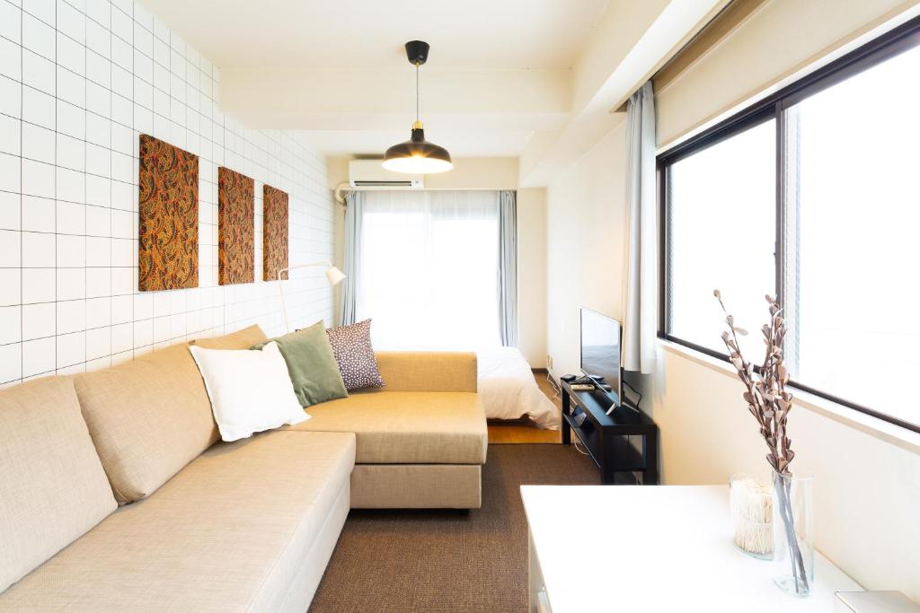 東京的住宿－Ueda Heights，带沙发和电视的客厅