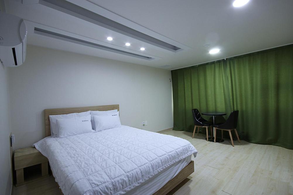 Postel nebo postele na pokoji v ubytování VIEW Hotel Geoje