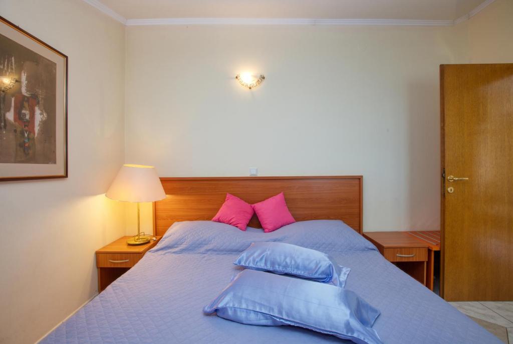 Family friendly seaside apartments Brodarica, Sibenik - 15270 - 一居室公寓，阳台和海景