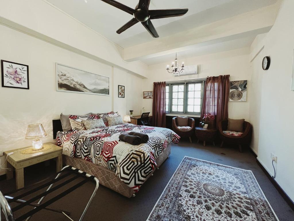 um quarto com uma cama e uma ventoinha de tecto em Belle Wardah (Muslim Friendly) Homestay em Bentong