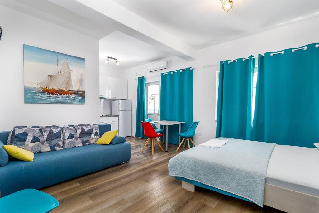 Posteľ alebo postele v izbe v ubytovaní Apartments and rooms by the sea Pakostane, Biograd - 18426