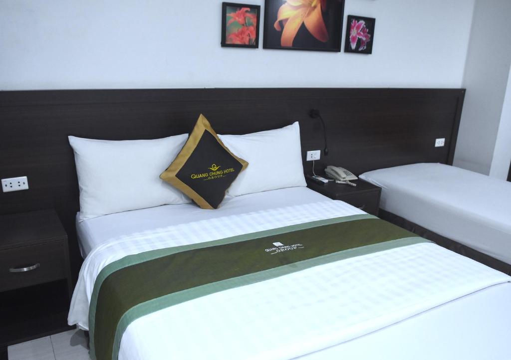 Postel nebo postele na pokoji v ubytování Sao Hotel Nguyen Ngoc Vu